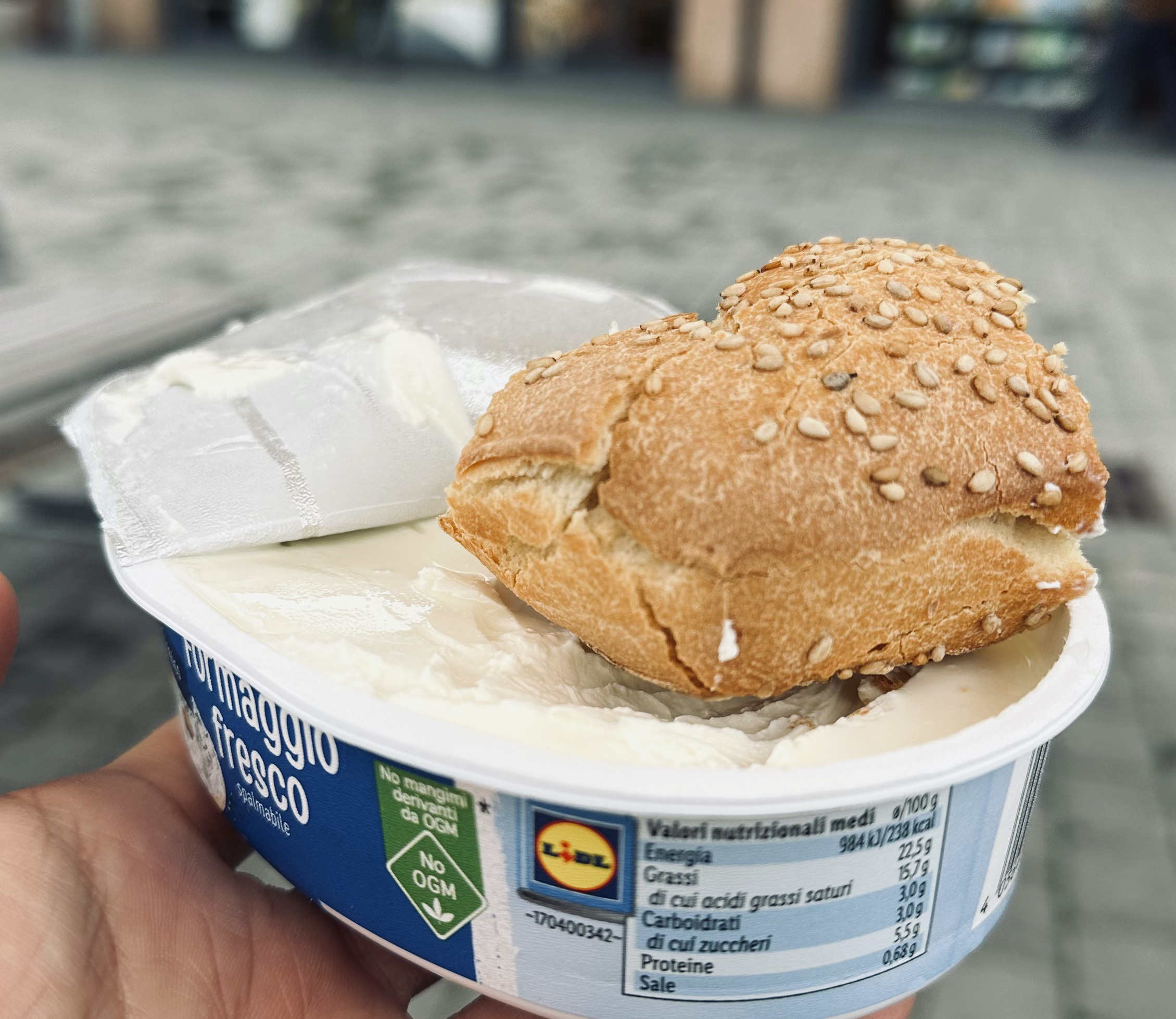 クリームチーズにつけて食べるとバゲットはより美味しくなる