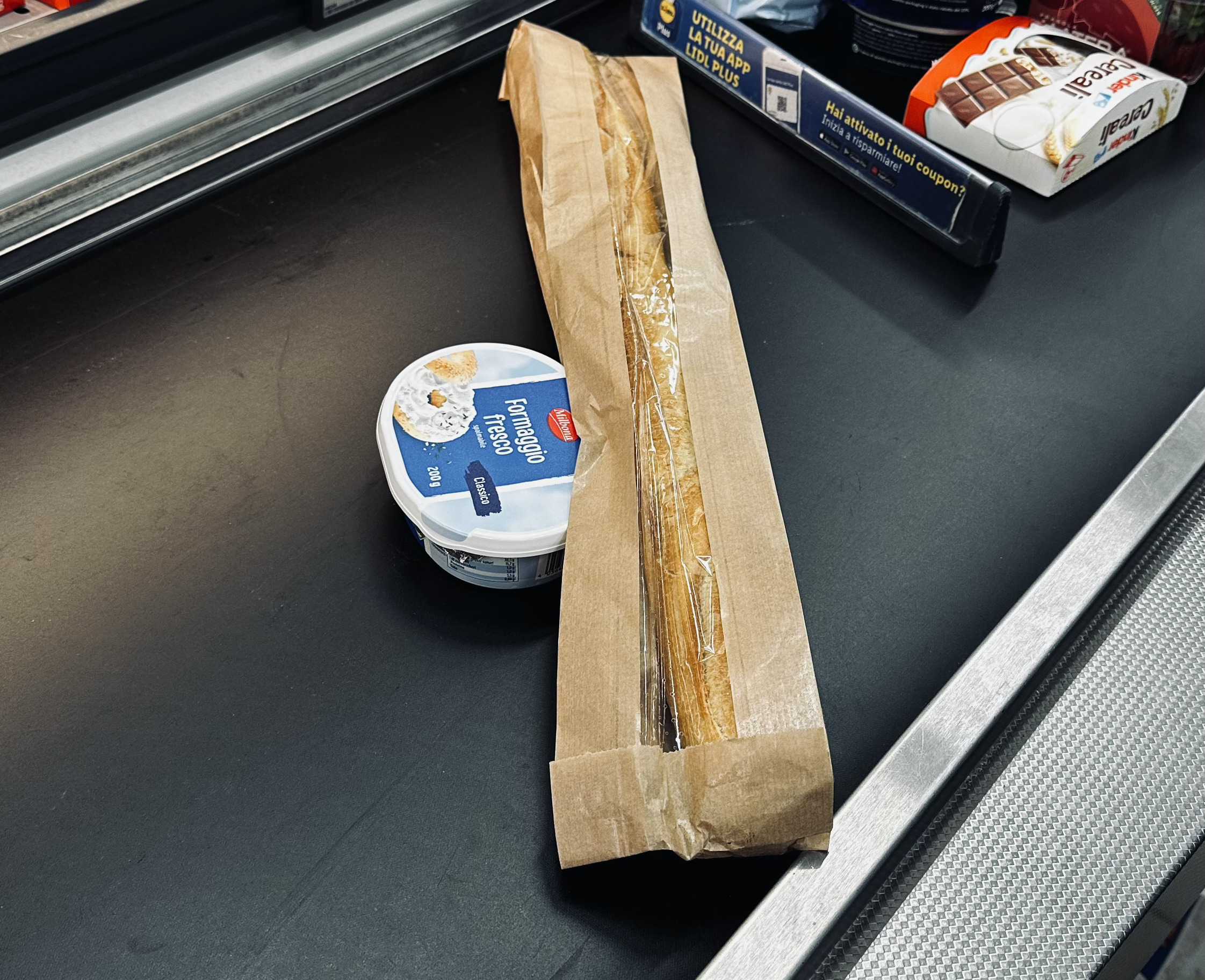 LIDLで販売されていたクリームチーズとバゲットを購入した写真
