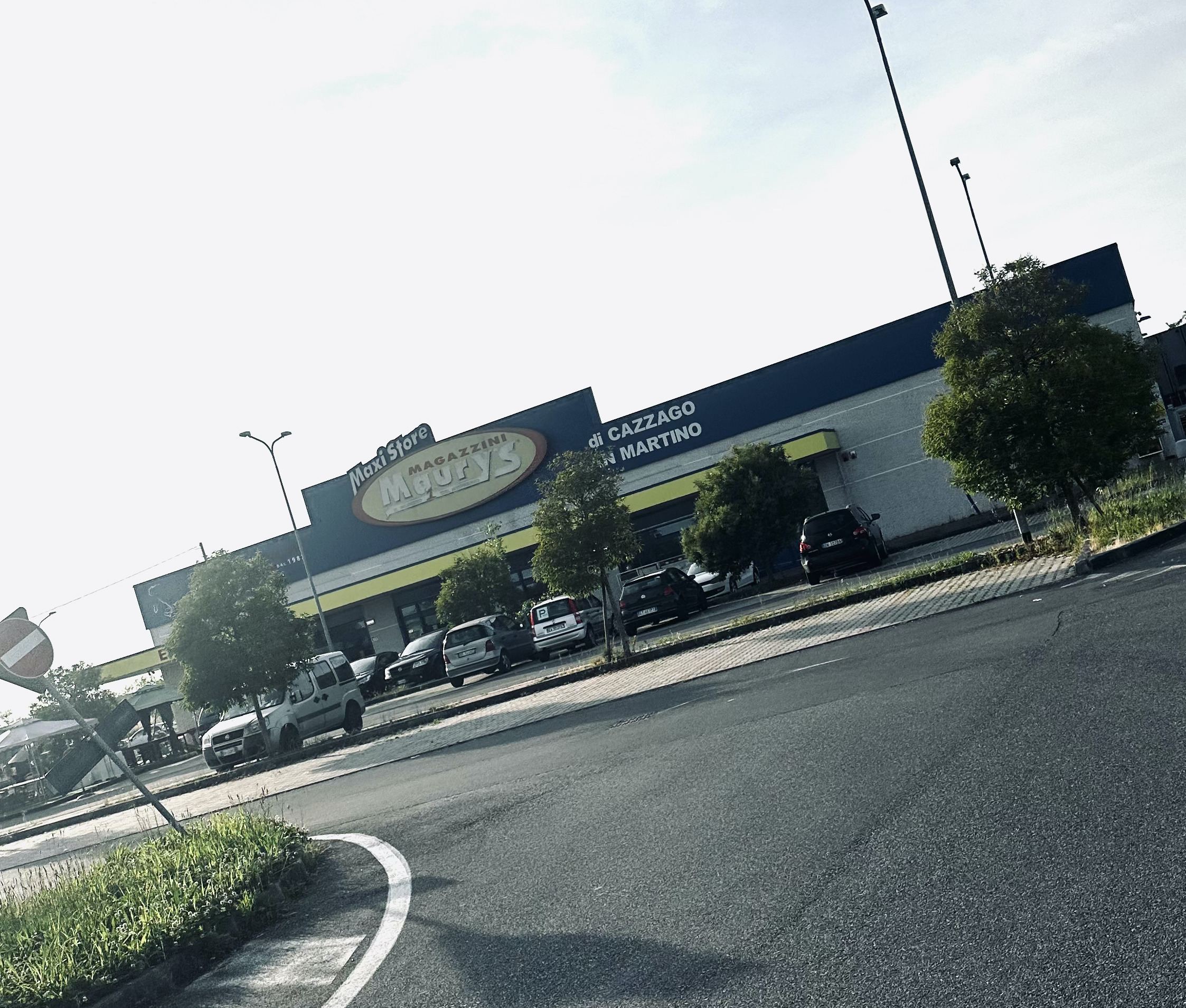 Maury’sのCazzago San Martino店に行った時の写真。遠くからでもわかりやすい