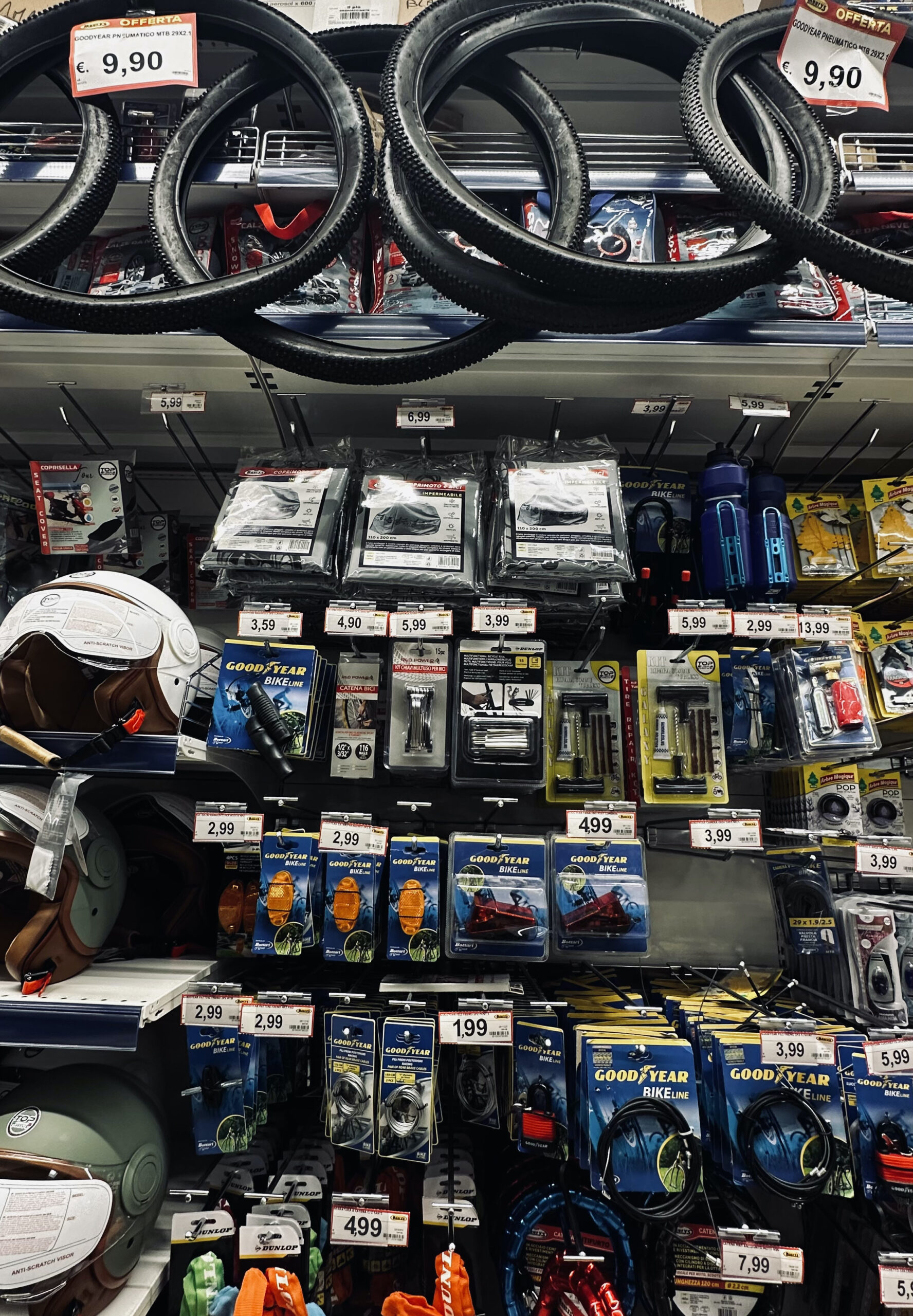 Maury’sの自転車用品はこんな感じだった