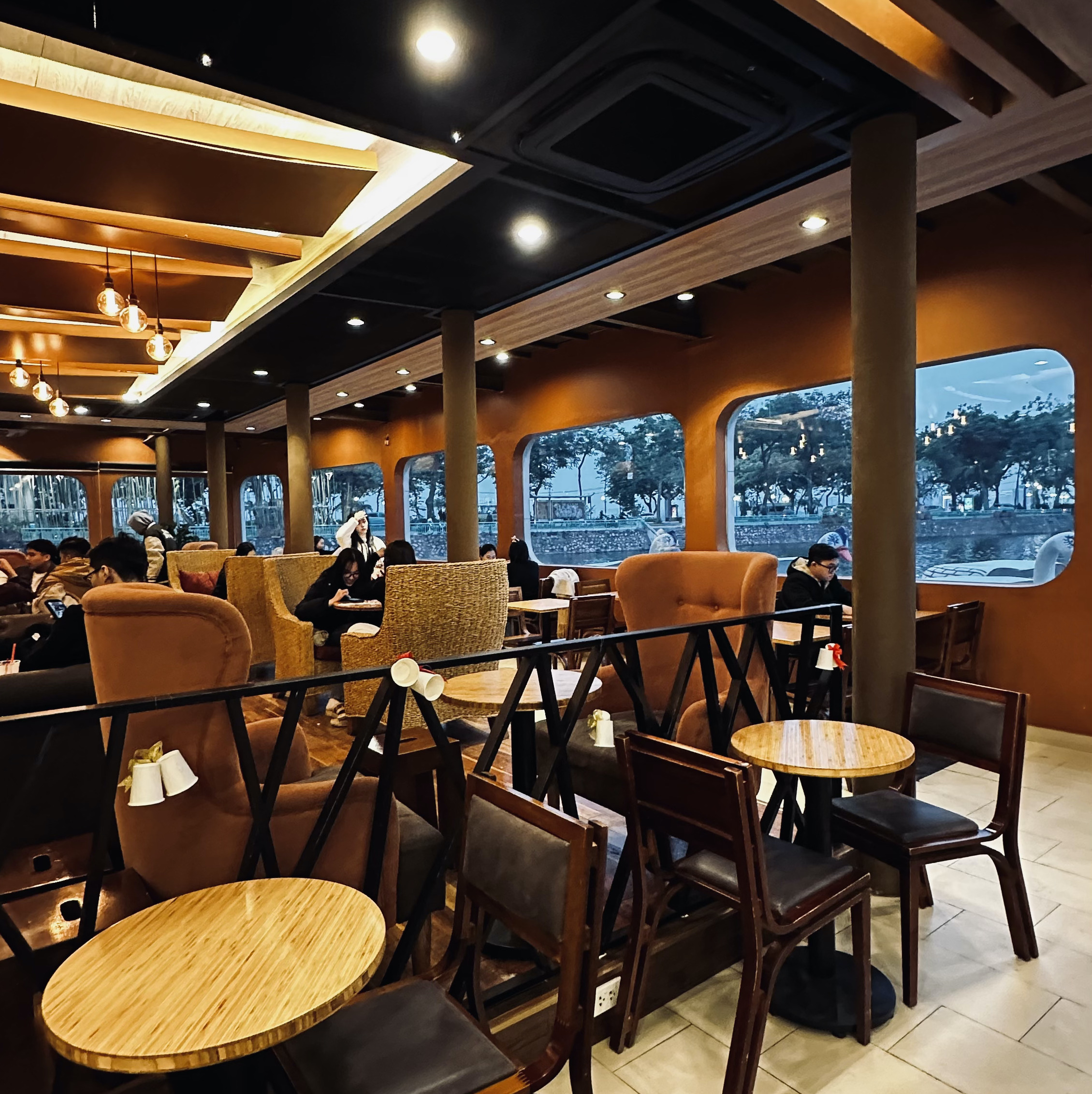 ハイランドコーヒー「タンニエン通り店」の店内の雰囲気