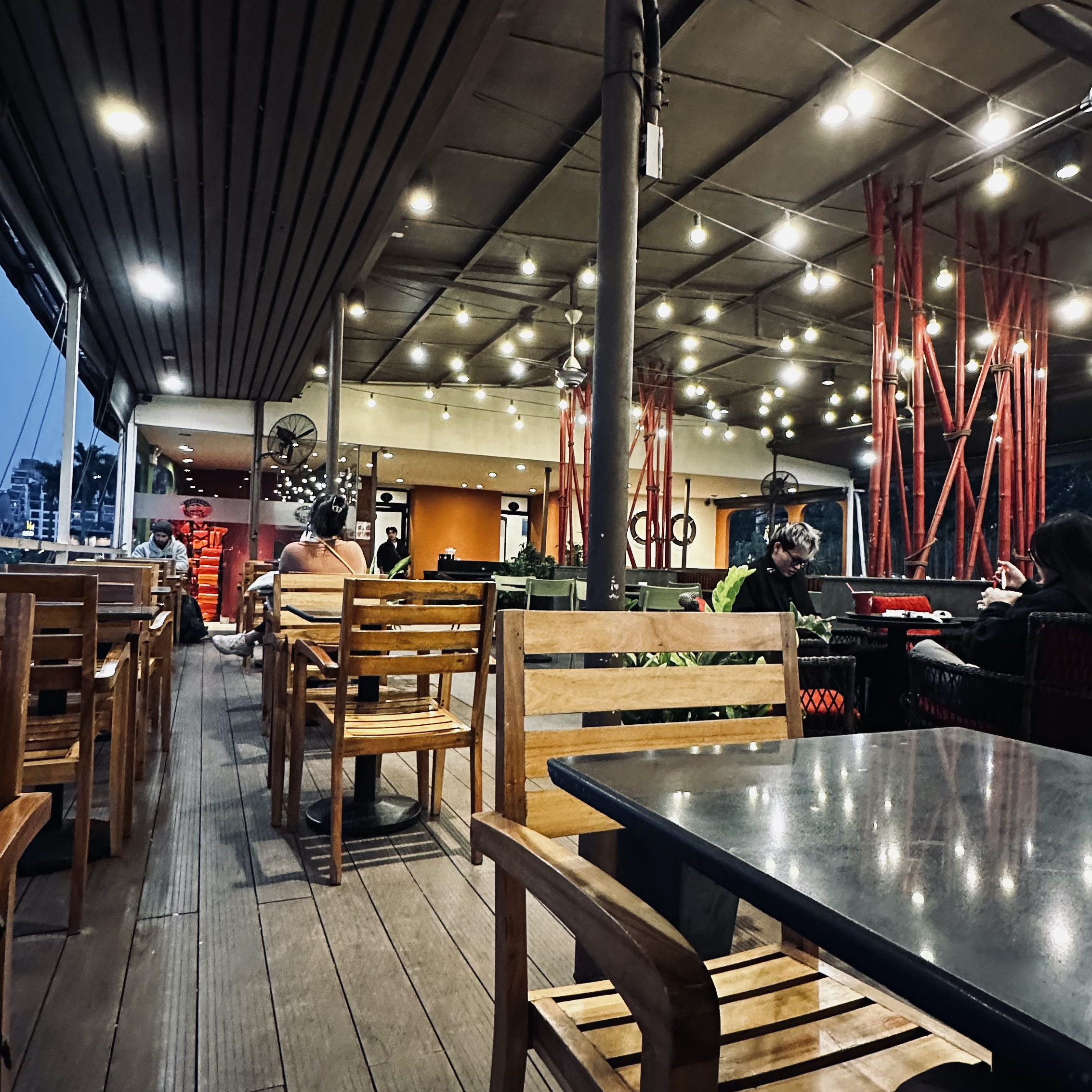 ハイランドコーヒー「タンニエン通り店」のテラス席でくつろぐ