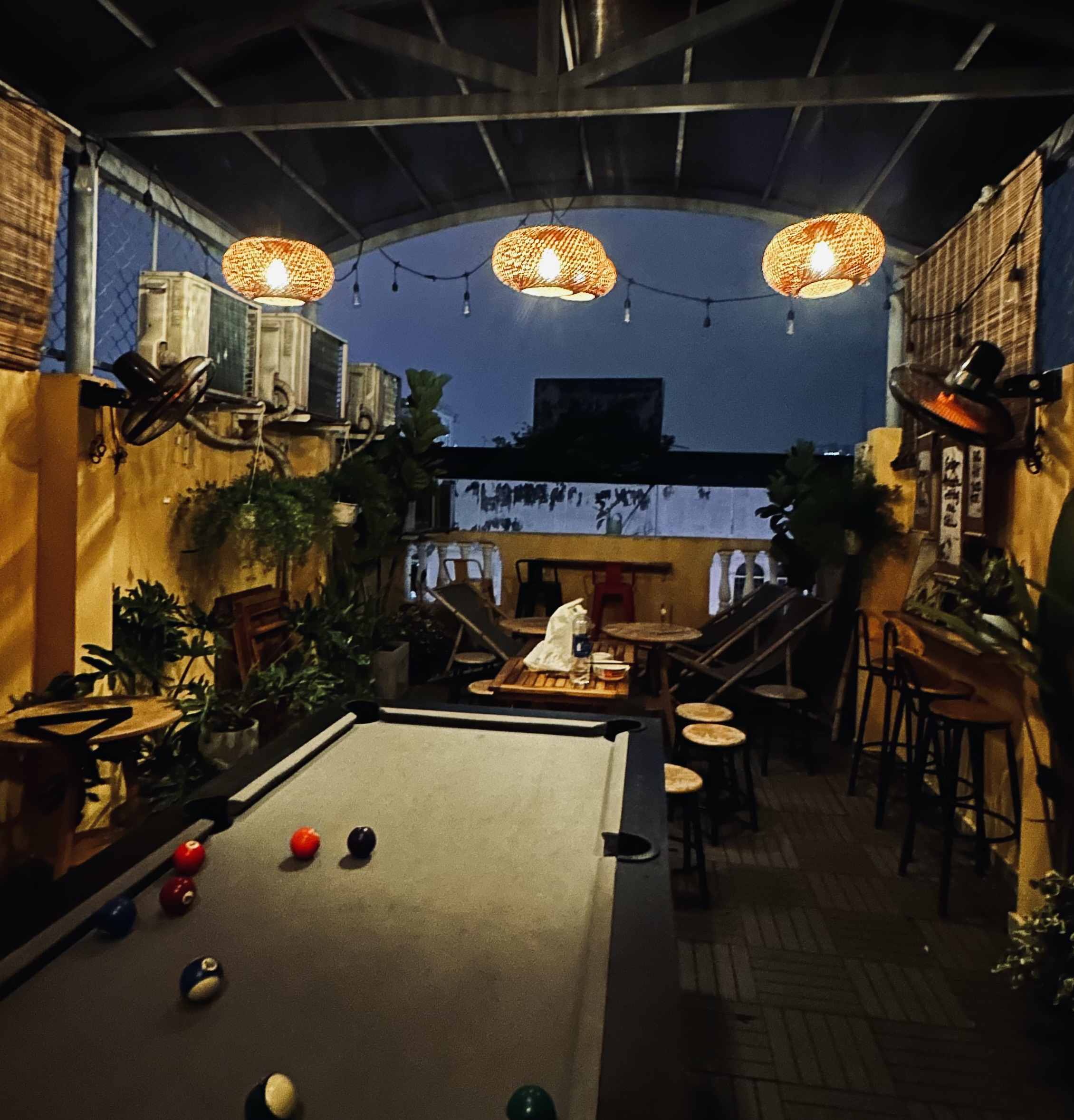 サイゴン オーセンティック ホステル（Saigon Authentic Hostel）の屋上にあるラウンジの写真