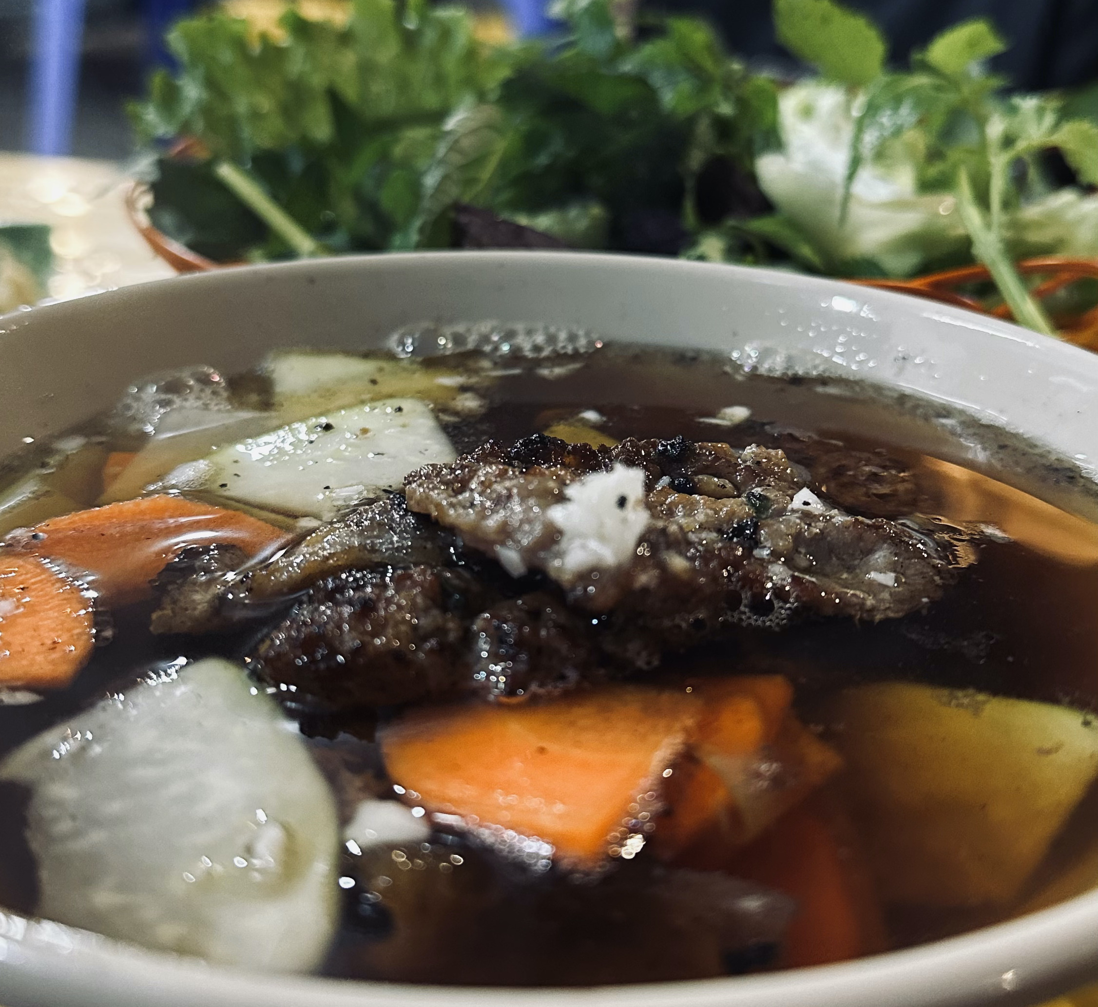 Bún Chả Bình Minh - Nem Cua Bể店のブンチャーを食べた時の写真「肉の香ばしさが抜群」