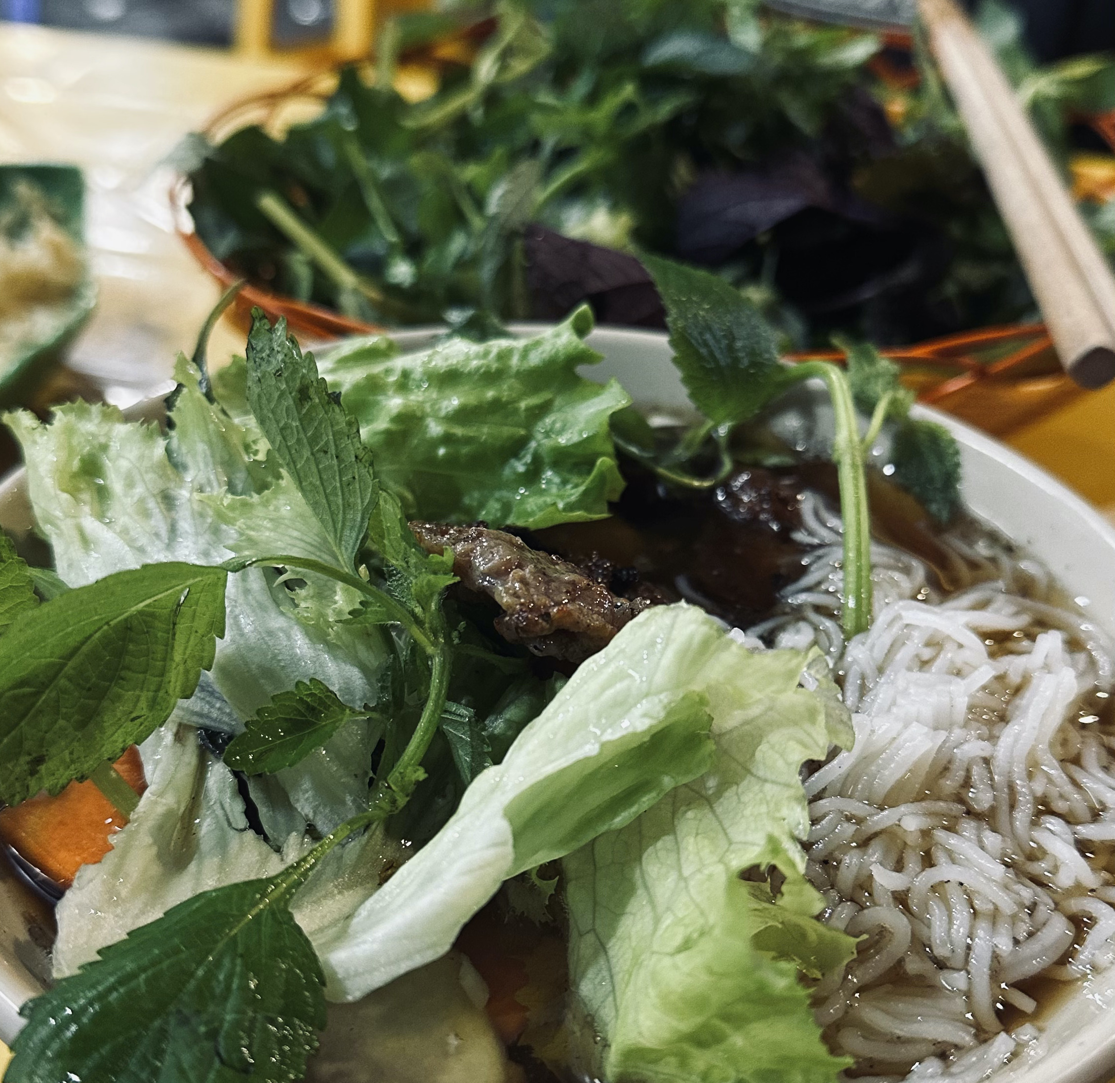 Bún Chả Bình Minh - Nem Cua Bể店のブンチャーを食べた時の写真「野菜がたくさん」