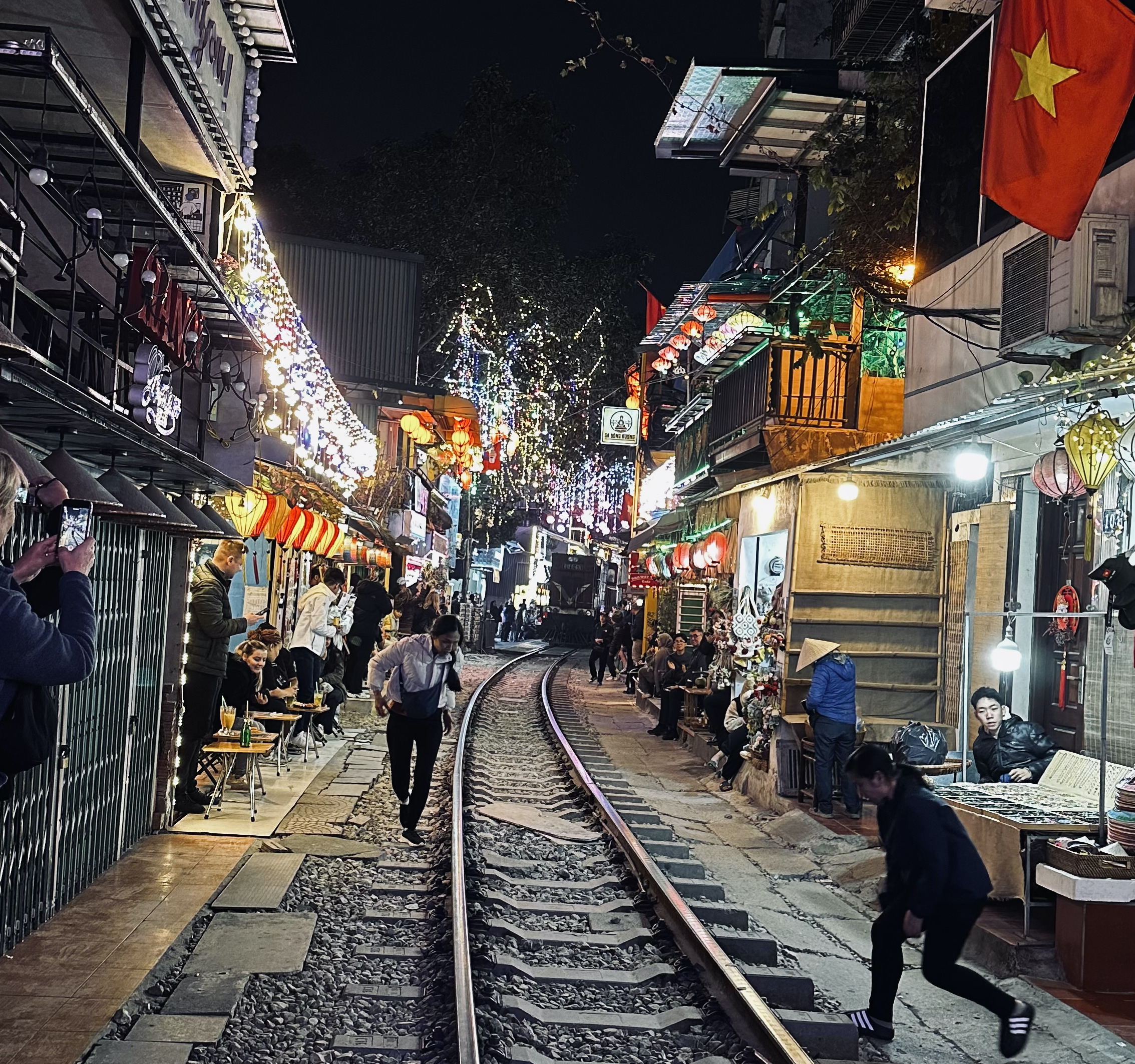 ベトナムハノイを旅行した時の写真「トレインストリート」