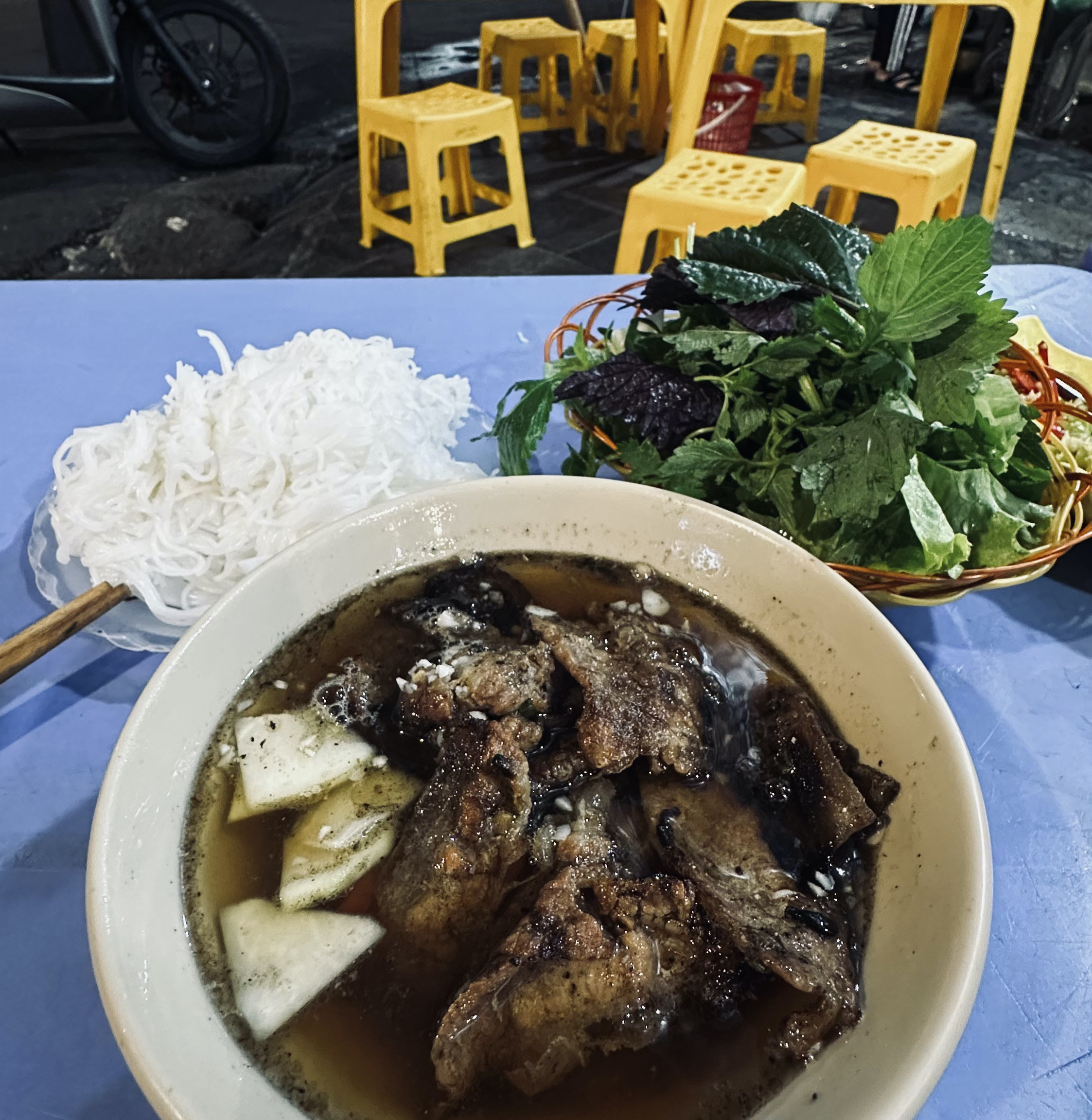 Bún Chả Bình Minh - Nem Cua Bể店のブンチャーを食べた時の写真