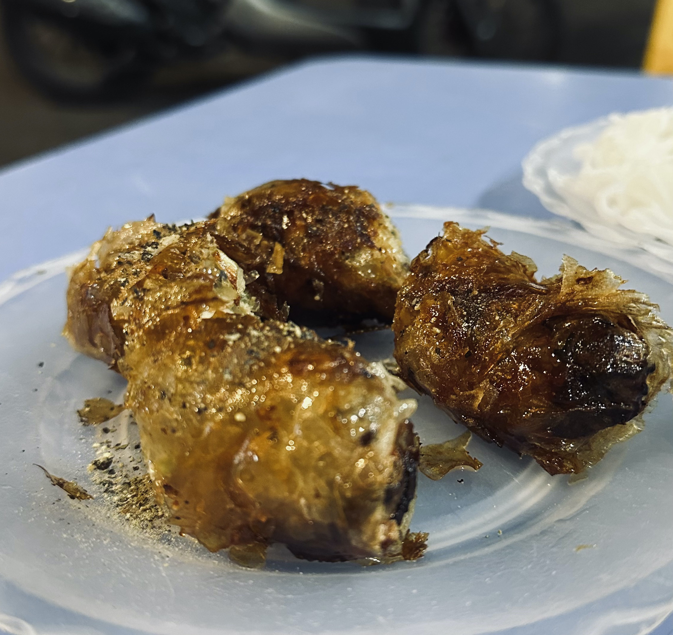 Bún Chả Bình Minh - Nem Cua Bể店のネムクアベーを食べた時の写真「カニの春巻き」