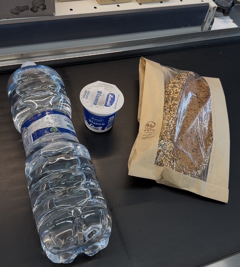 近場のスーパー「LIDL」で買った食べ物と水