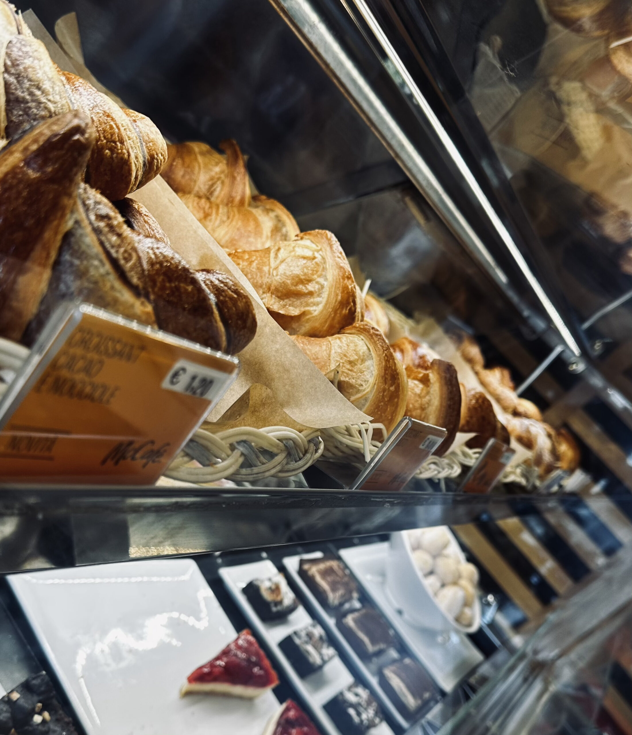 イタリアマクドナルドのカフェのガラスケースの様子