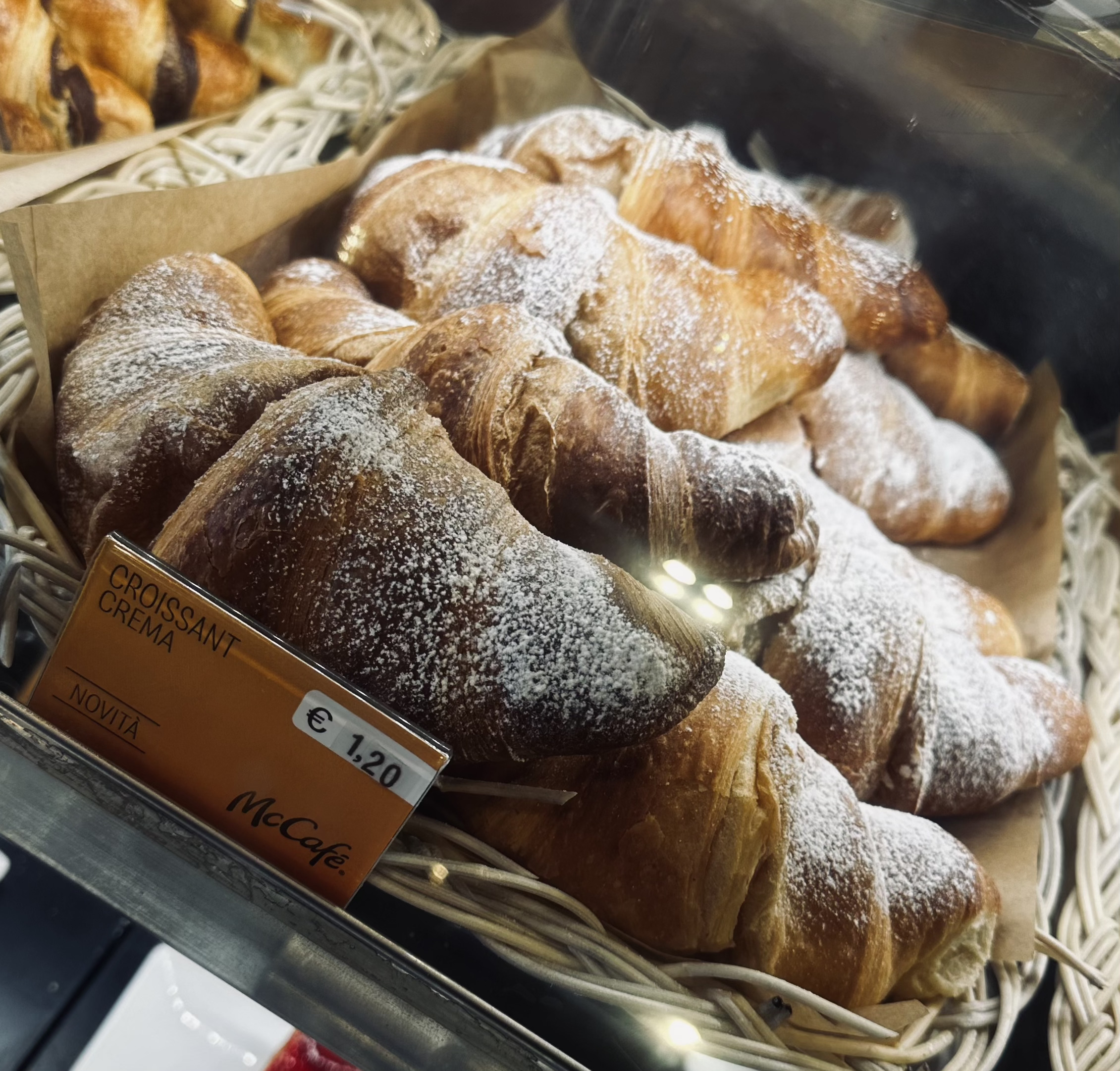 イタリアマクドナルドのクロワッサンクリーム1.2€