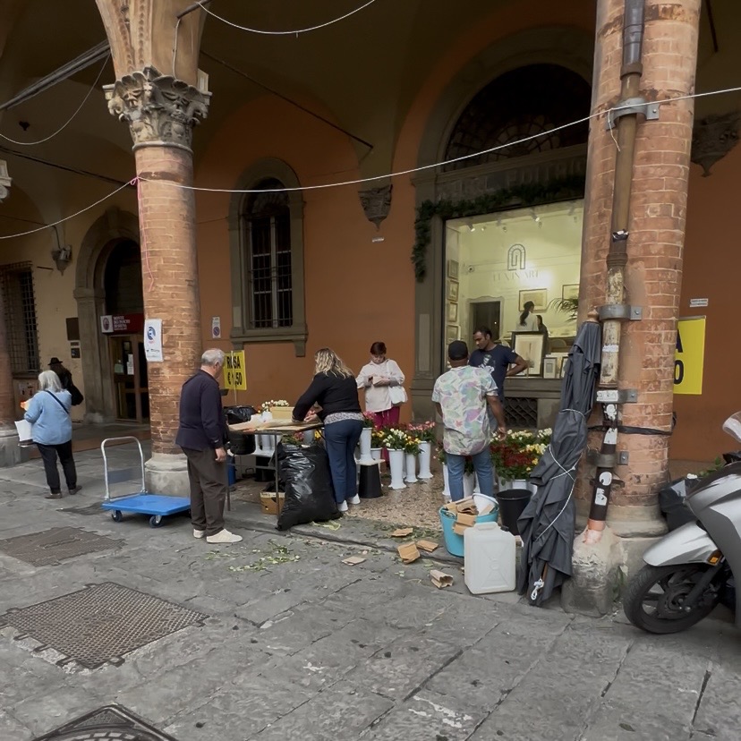 ボローニャ市街で花束を販売していた！イベントかな？
