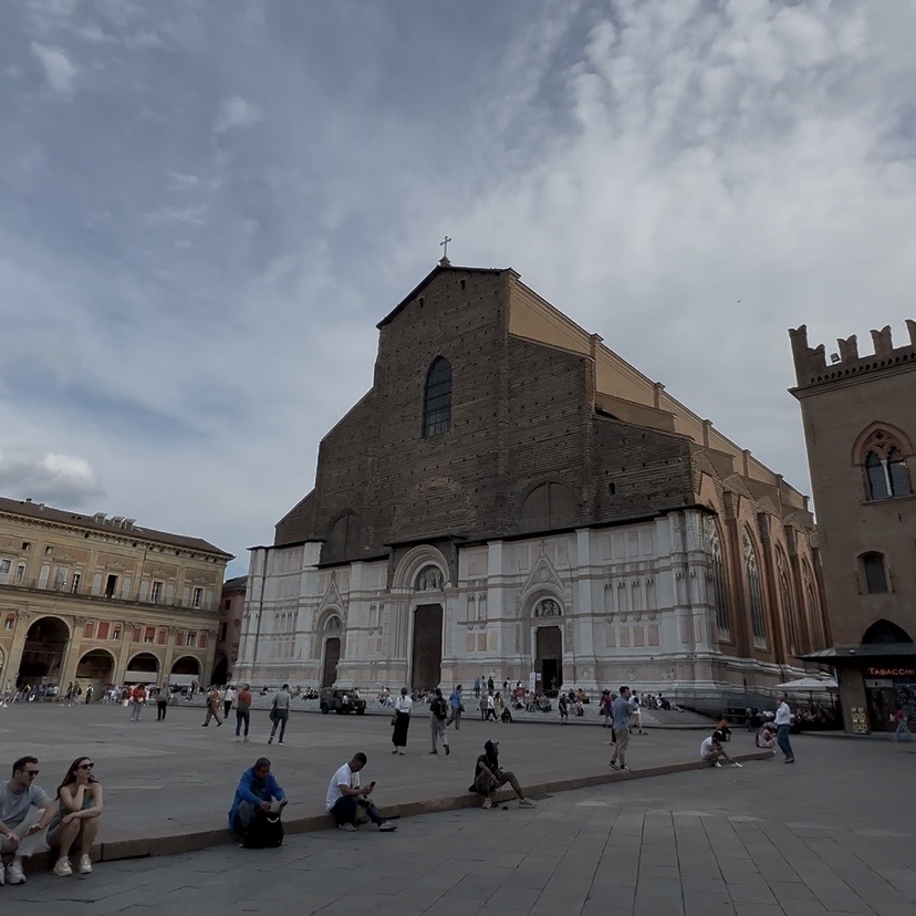 ボローニャ市街「マジョーレ広場」の雰囲気